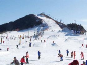 國家體育總局政策法規司負責人解讀《關於(yú)進一步加強冰雪運動場(chǎng)所安全管理工作的若幹意見》