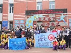 擲冰壺(hú) 打冰球 兩岸青年歡聲笑語話(huà)冰雪