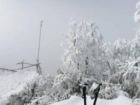 多地迎來(lái)“初雪” 旅企開(kāi)打冰雪旅遊卡位戰