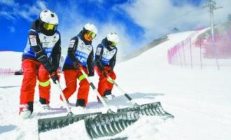 備(bèi)戰北京冬奧(ào)會——首條競賽級冰狀雪道亮相崇禮