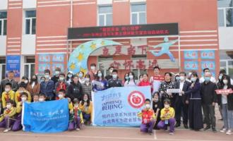 擲冰壺(hú) 打冰球 兩岸青年歡聲笑語話(huà)冰雪