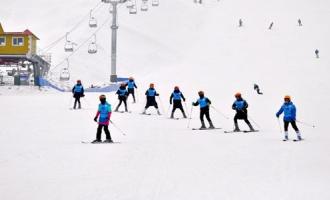 高新區中學組織學生到滑雪場(chǎng)進行冰雪運動(dòng)體驗和訓練