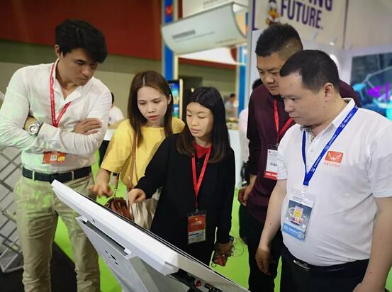 工作人員用VR全景向客戶(hù)介紹(shào)業務