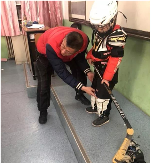 銘星冰場高級冰球教練許建東老師輔導學生進行冰球體驗