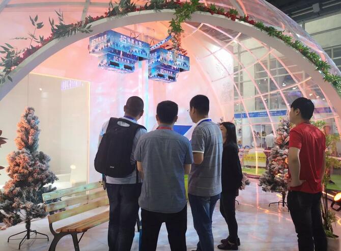 觀衆感受“冰雪幻境”的魅力