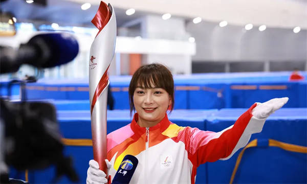 前自由式滑雪世界冠軍李妮娜親臨現場，傳播冰雪文化