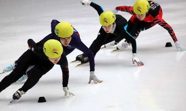 滑冰時的護具怎麽穿