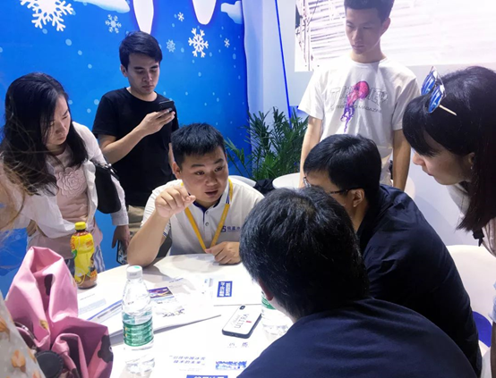 工作人員爲客戶介紹“移動雪屋”