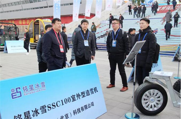 銘星冰雪總裁李子欣等向來(lái)往客戶(hù)介紹SSC100