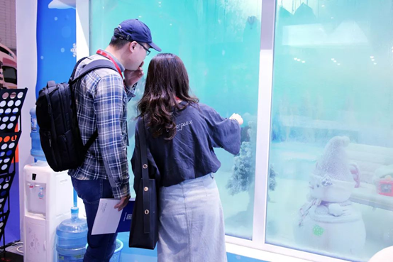 觀衆感受“移動雪屋”