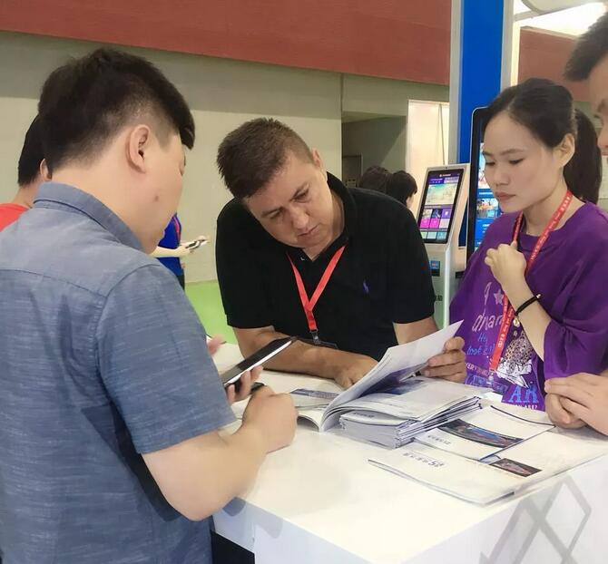 工作人員與國外客戶交流