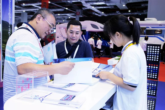 工作人員爲客戶介紹“移動雪屋”