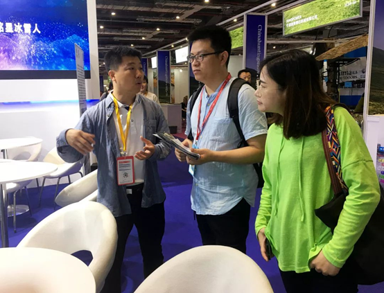 工作人員爲客戶介紹“移動雪屋”2