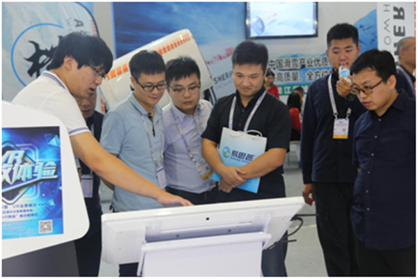 工作人員用VR全景向觀(guān)衆介紹(shào)業務