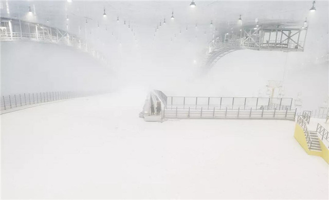 場館内設備正在造雪