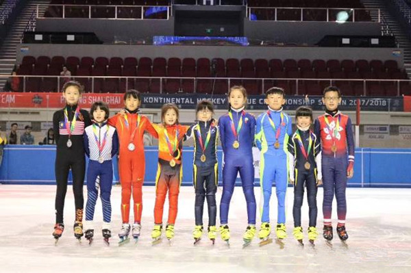 太原銘星冰雪短道速滑隊的小運動員們合影照