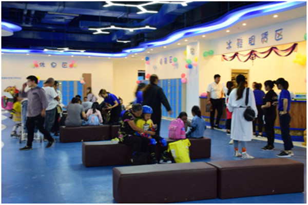 衆多家長帶孩子前來體驗冰雪樂趣