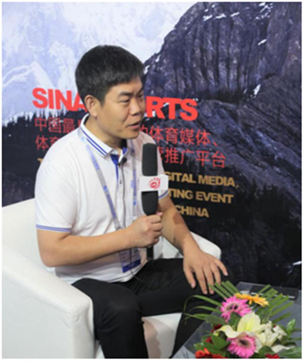 銘(míng)星冰雪總裁李子欣正在接受新浪體育專訪(fǎng)
