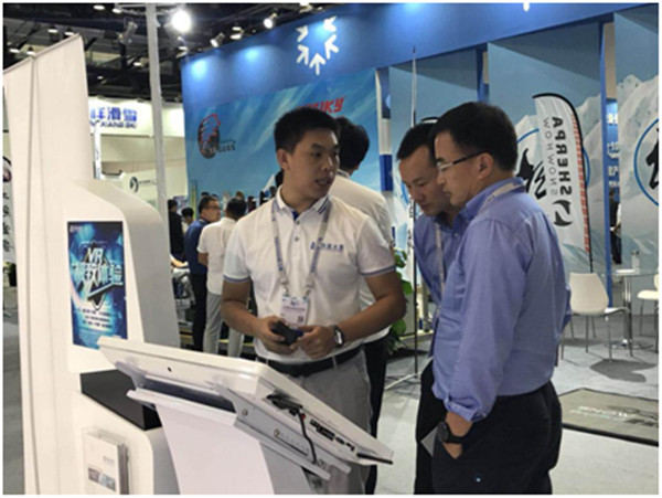 工作人員用VR全景向觀(guān)衆介紹(shào)業務2