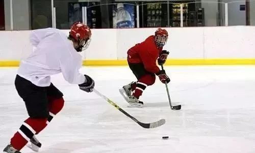 冰球基本技能：Stickhandling控球技術