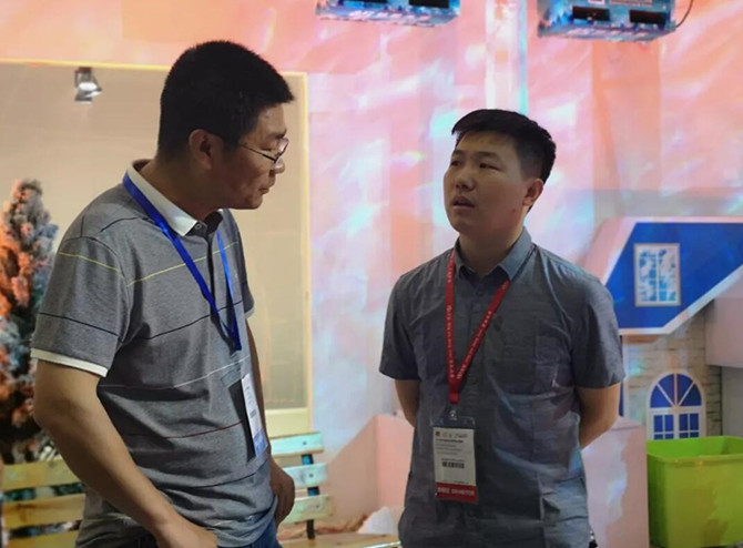 工作人員介紹“冰雪幻境” 1