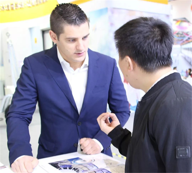 工作人員接待來訪人員2