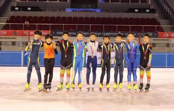 太原銘星冰雪短道速滑隊的小運動員們合影