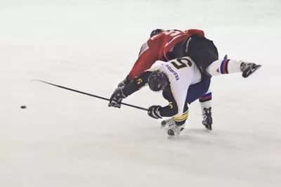 冰球術語：合理沖撞