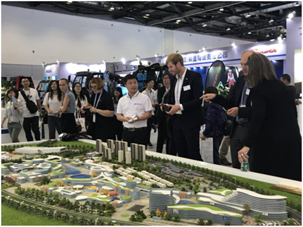 向客戶介紹際華園冰雪小鎮項目