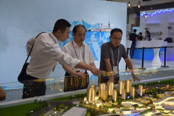 際華集團黨委副書記王興智親臨現場，參觀際華園沙盤