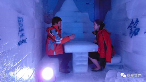 李子欣李總通過沙盤模型向記者介紹際華園冰雪體育運動小鎮的未來發展規劃