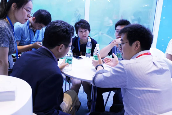 姜金根副總裁與客戶(hù)進(jìn)行業務洽談