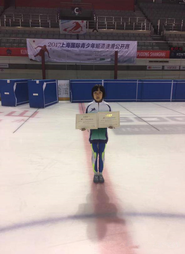 太原銘星冰雪短道速滑隊的小運動員們合影留念