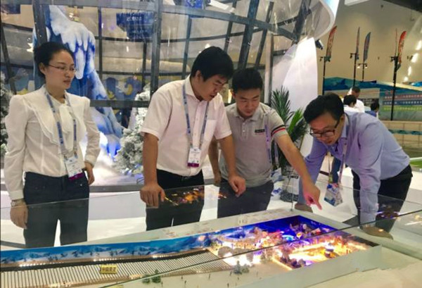 際華銘星總經理龍曉彤（左一）、銘星冰雪集團董事長李子欣（左二）與來賓共商室内冰雪未來發展