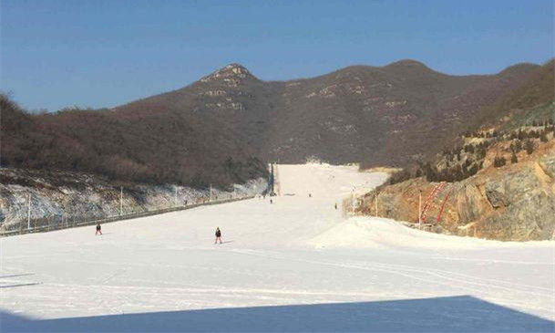 内蒙古紮蘭屯金龍山滑雪場