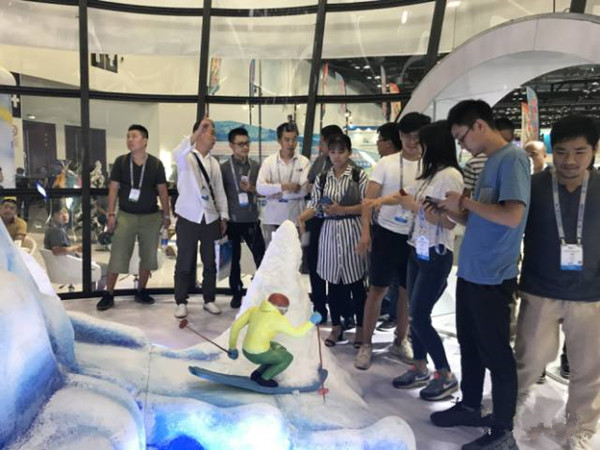 際華銘星冰雪愛好者排起瞭長龍體驗，參觀體驗飄雪