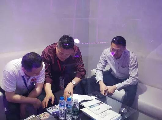 與客戶進行業務洽談