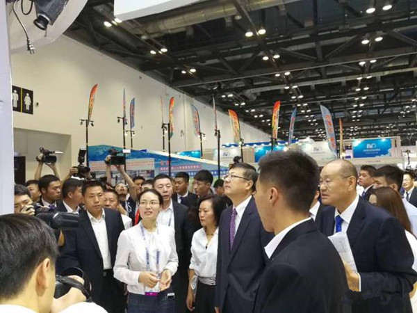 陳市長聆聽際華銘星總經理龍曉彤對室内冰雪場項目的解說