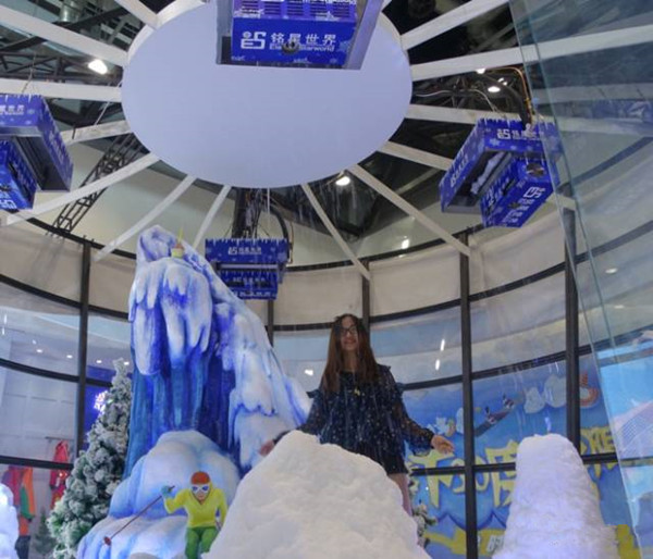 微型冰雪世界體驗館頂部四台24小時飄雪機，均由銘星冰雪集團制造