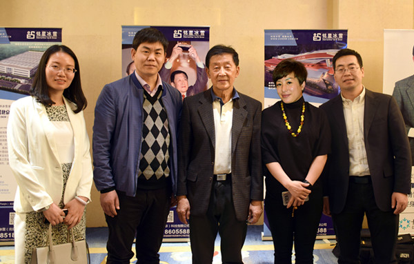 銘星冰雪總經理李子欣、執行總裁姜金根、常務副總龍曉彤女士與單兆鑒先生、郭丹丹女士合影留念