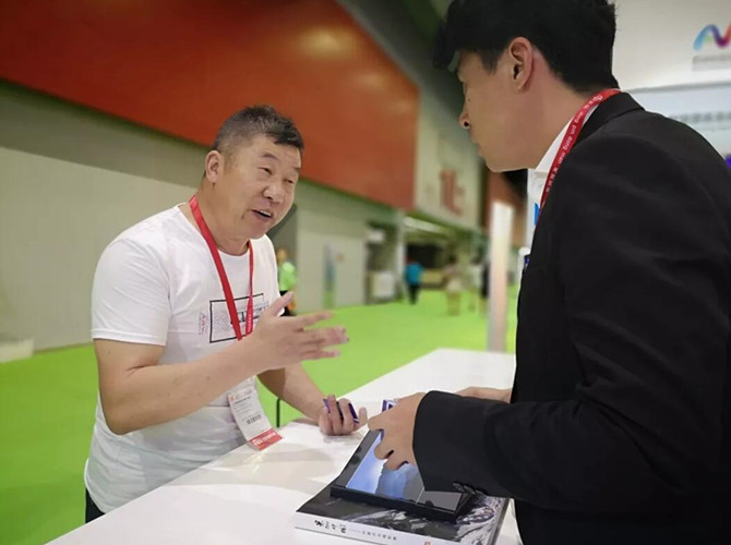 向客戶介紹銘星冰雪項目