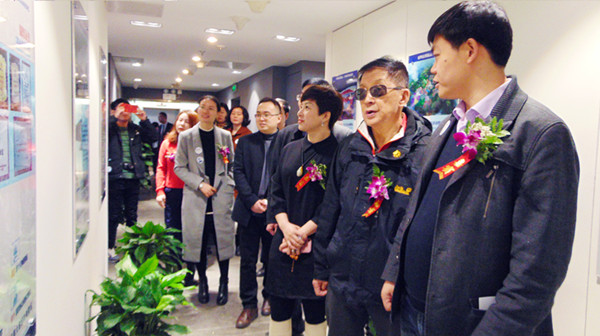 李總帶領來賓參觀銘星冰雪品牌文化牆