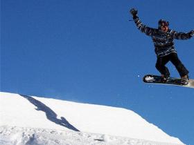 選用滑雪單(dān)闆的注意事項(xiàng)及操作技巧