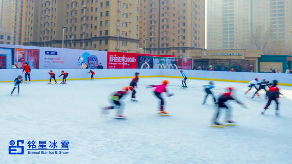 小運動員們的速滑展示，将現場氣氛推至高潮