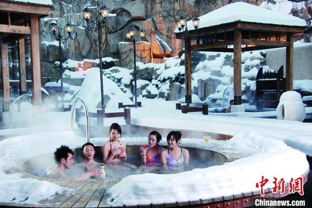 雪中泡溫泉别有一番滋味