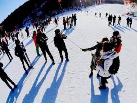 「焦點(diǎn)訪談」燃燒吧冰雪 冰雪運動(dòng)“熱”起來