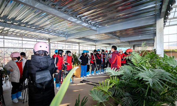 教練員爲大家講解滑雪知識