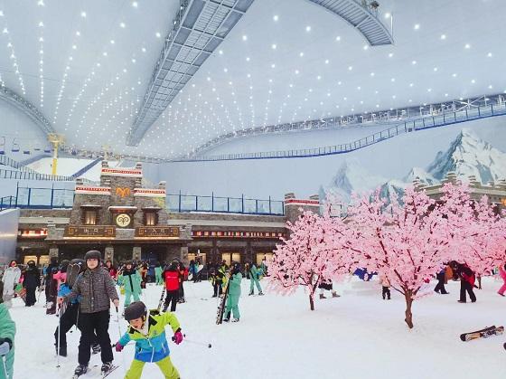 成都融創(chuàng)雪世界開(kāi)啓冰雪季首秀3