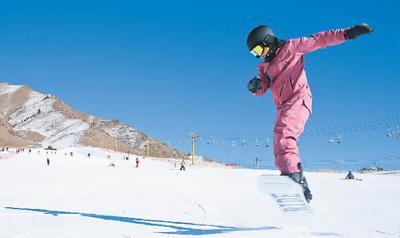 遊客在甘肅張掖祁連山滑雪場上滑雪