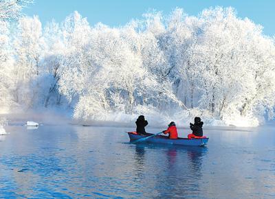 遊客在伊春市紅星庫爾濱霧凇風景區欣賞如畫美景